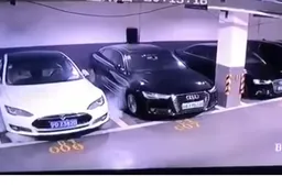 Tesla prende fuoco in un garage: danni, nessun ferito ma un grande perchè