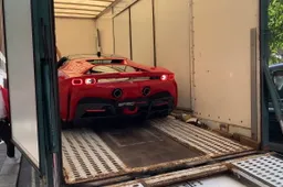 SF90 Stradale per la prima volta su strada: succede a Londra [VIDEO]