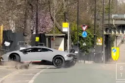Una Lamborghini Huracan Performante finisce contro un albero, in mezzo al traffico di Londra