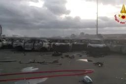 Incendio al porto di Savona. Oltre mille cinquecento auto bruciate