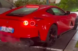 Sgasa con la Ferrari 812 Superfast, ma colpisce il muretto: che figuraccia [VIDEO]