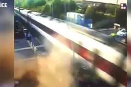 Si schianta con l’auto contro un treno lanciato a 160 km/h [VIDEO CHOC]