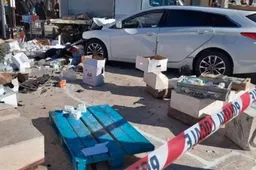 Incidente surreale: si schianta poi si butta dentro una fontana