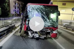 Autista di un bus si schianta: la giustificazione è surreale [VIDEO]