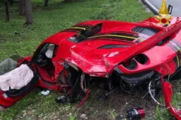 Ferrari F8 contro un camion, l’incidente a Cortina