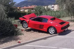 Un anziano esagera con la sua Ferrari Testarossa: multa, danni...e figuraccia