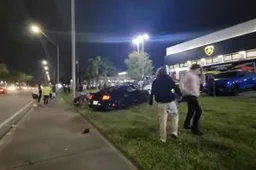 Una Ford Mustang in derapata fa quasi una strage a un raduno [VIDEO]