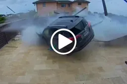 Una Toyota RAV4 in volo sulla piscina: l’incredibile incidente [VIDEO]