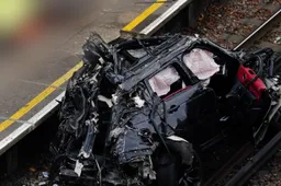 Spaventoso incidente a Londra: Range Rover sui binari della Tube, una vittima