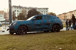 Incidente Maserati Grecale: il muletto finisce contro un palo a Torino