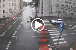 Incidente in monopattino: passa con il rosso ed ecco il botto [VIDEO]