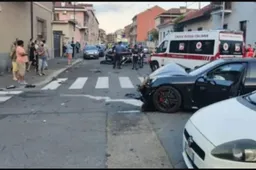 Guida in ciabatte la Porsche e si schianta contro i Carabinieri: è accaduto a Torino