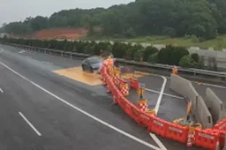 Si schianta con il pilota automatico contro il cantiere: ecco il video dell'incidente