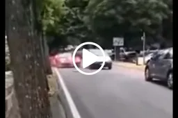 Mancata precedenza e la Ferrari ha la peggio sulla Twingo [VIDEO]