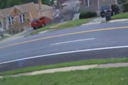 USA: auto finisce in una casa a 160 km/h [VIDEO]