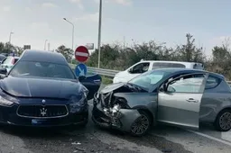 Incidente tra una Ypsilon e un carro funebre: finisce male per la conducente