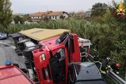 Camion travolge ambulanza, grave incidente sulla Ancona Nord