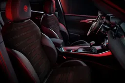 Gli interni della Alfa Romeo Tonale vestono Alcantara
