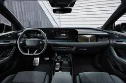  Audi Q6 e-tron: svelati gli interni, debutta il display OLED curvo