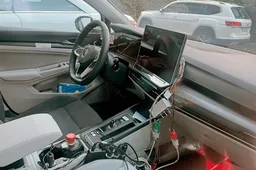 Il restyling della Volkswagen Golf 8 parte dall’interno, ecco le foto spia