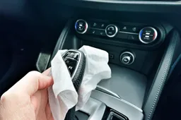 Igienizzare interni auto: come fare, quali prodotti usare e quanto costa