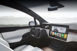 Interni Tesla Model S 2021: volante da jet e schermo orizzontale, anche dietro