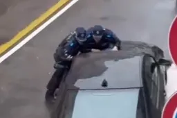 FOLLIA in pieno centro: tenta di investire due agenti che lo hanno fermato. Il VIDEO