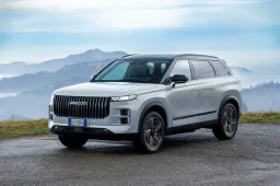 Prova Jaecoo 7 Super Hybrid: non chiamatela plug-in, fa 1.200 km con un pieno. Info e prezzi