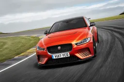 La nuova Jaguar XE SV Project 8 si prepara per Goodwood [VIDEO]