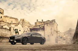 Jaguar XF 2022: il debutto sul set di 007 No Time to Die [VIDEO]