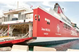 Auto elettriche bandite dai traghetti? Una petizione accende il dibattito