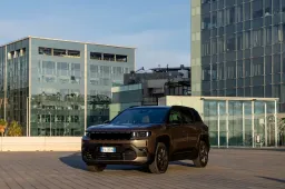 Nuova Jeep Compass 2026: aperti gli ordini per gli allestimenti Business e Summit. Dettagli, motori e tecnologia del SUV Made in Italy