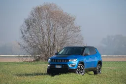 Jeep Compass 4xe: Prova su strada, autonomia, interni e prezzi