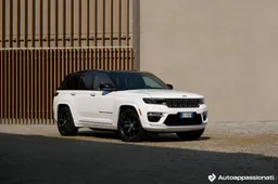 Jeep Grand Cherokee 4xe: prova su strada, dimensioni, interni, prezzo