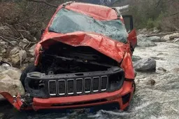 Jeep Renegade precipita in un burrone: salvo il conducente