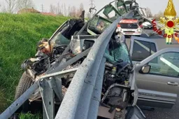 Incidente spaventoso: Jeep sventrata dal guard rail, illesa l'anziana proprietaria