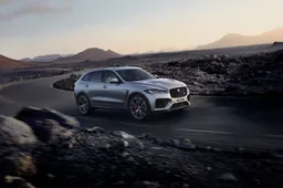 Jaguar F-Pace SVR: il SUV si veste da Supercar