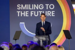 Elkann: "L'industria dell'auto è a rischio"