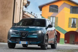 Prova Alfa Romeo Junior Q4: come cambia la guida (e il prezzo) con la trazione integrale