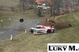 Brutto incidente per una KTM X-Bow GTX: ha rischiato anche l'operatore [VIDEO]