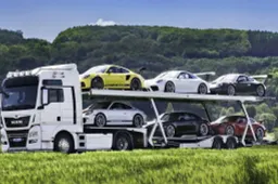 All'asta una bisarca con sei Porsche 911: un'opera d'arte da vero appassionato