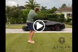 Giocare a golf con una Ferrari LaFerrari Aperta: è successo [VIDEO]