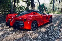 Dietro questa Ferrari LaFerrari tarocca si nasconde una supercar tedesca