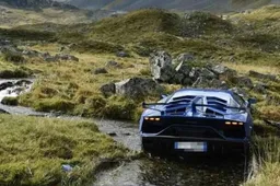 In offroad con Lamborghini Aventador: incidentata e abbandonata