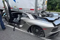 Con una Lamborghini finisce sotto il camion: miracolosamente illeso