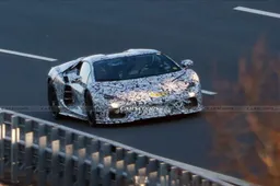 Fotografata la prima Lamborghini ibrida plug-in: sarà l’erede dell'Aventador