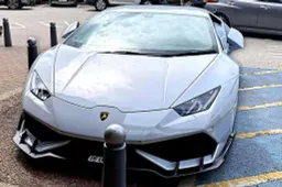 Lamborghini nel posto disabili: lo criticano sui social, lui risponde e zittisce tutti