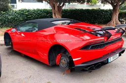 Mai parcheggiare una Lamborghini incustodita: la Huracan è rimasta senza ruote