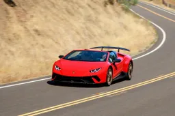 Sfreccia a 234 km/h con la sua Lamborghini Huracan: multa, confisca e vendita all’asta
