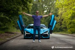 Prova Lamborghini Revuelto: la prima ibrida del Toro è la Lambo migliore di sempre